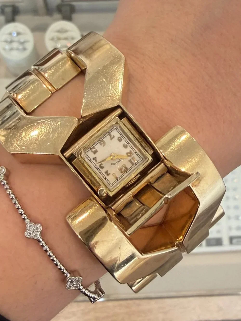 Schiaparelli elegant link
